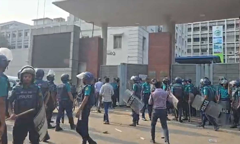 সচিবালয়ে ঢুকে গাড়ি ভাঙচুর করল শিক্ষার্থীরা, পুলিশের লাঠিপেটায় ছত্রভঙ্গ