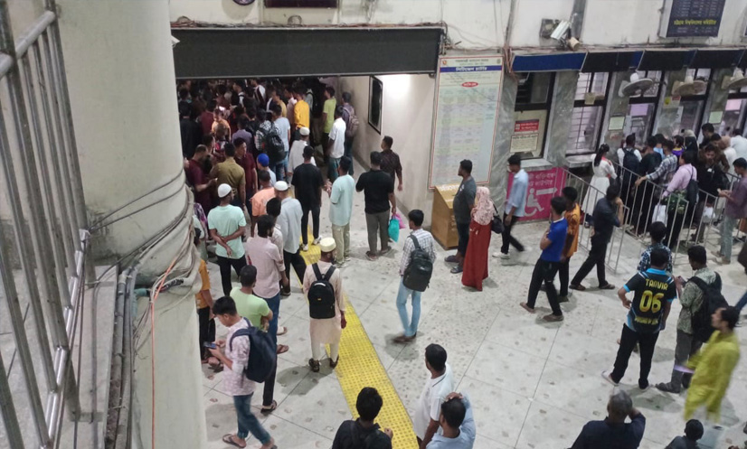 চট্টগ্রামে হঠাৎ ট্রেনের যাত্রা বাতিল, স্টেশনে যাত্রীদের বিক্ষোভ