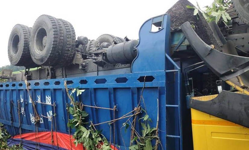 চলন্ত ট্রাকে অপর ট্রাকের ধাক্কা, নিহত ১