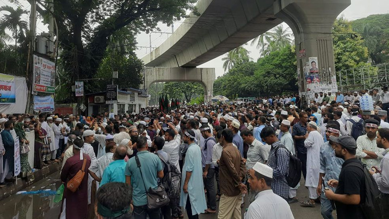 রাজধানীতে শিক্ষকদের সড়ক অবরোধ, সচিবালয় এলাকায় যানজট
