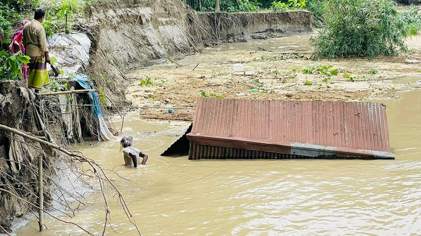 ১২ জেলায় বন্যার শঙ্কা: বাড়ছে নদ-নদীর পানি, ঝুঁকিতে নিম্নাঞ্চল