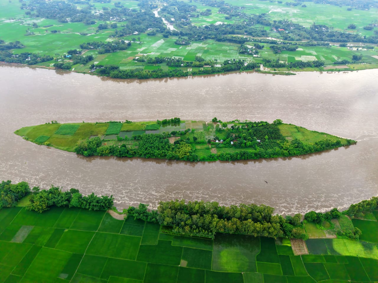 খানসামার ‘মাঝিয়ালির চর’ বর্ষার দুর্ভোগ, যাতায়াতের নৌকা না থাকায় ১৩টি পরিবার বিচ্ছিন্ন