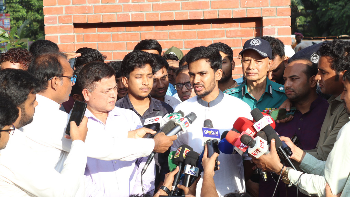 বেরোবিতে শহিদ আবু সাঈদ স্মৃতিস্তম্ভে উপদেষ্টার শ্রদ্ধা নিবেদন
