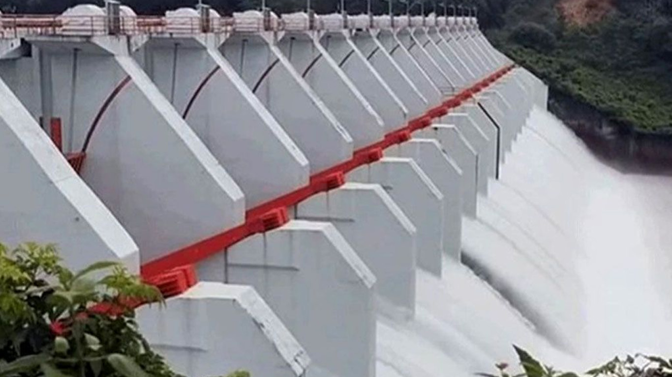 কাপ্তাই বাঁধের গেট খুলে দেওয়ায় পানিবন্দি ২০ হাজার মানুষ