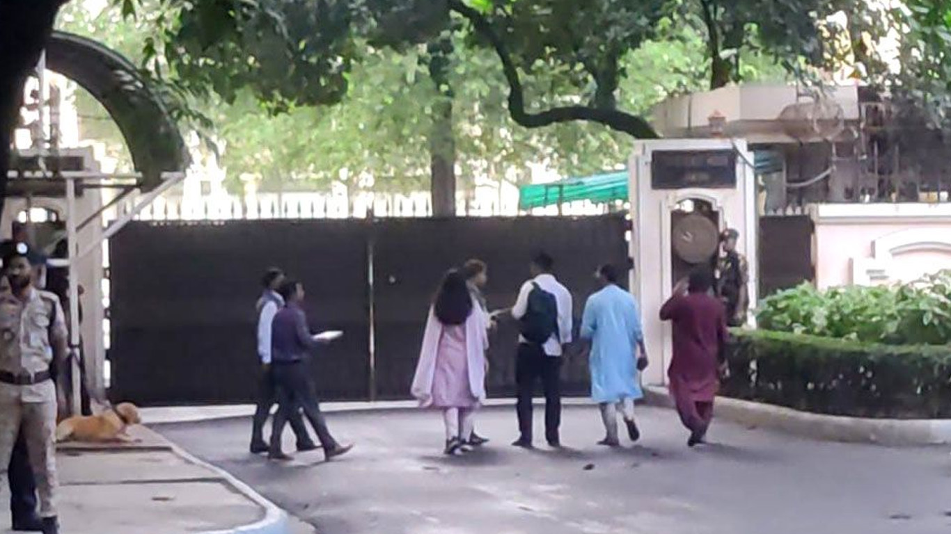 প্রধান উপদেষ্টার সঙ্গে বৈঠকে এনসিপির ৪ নেতা যমুনায়