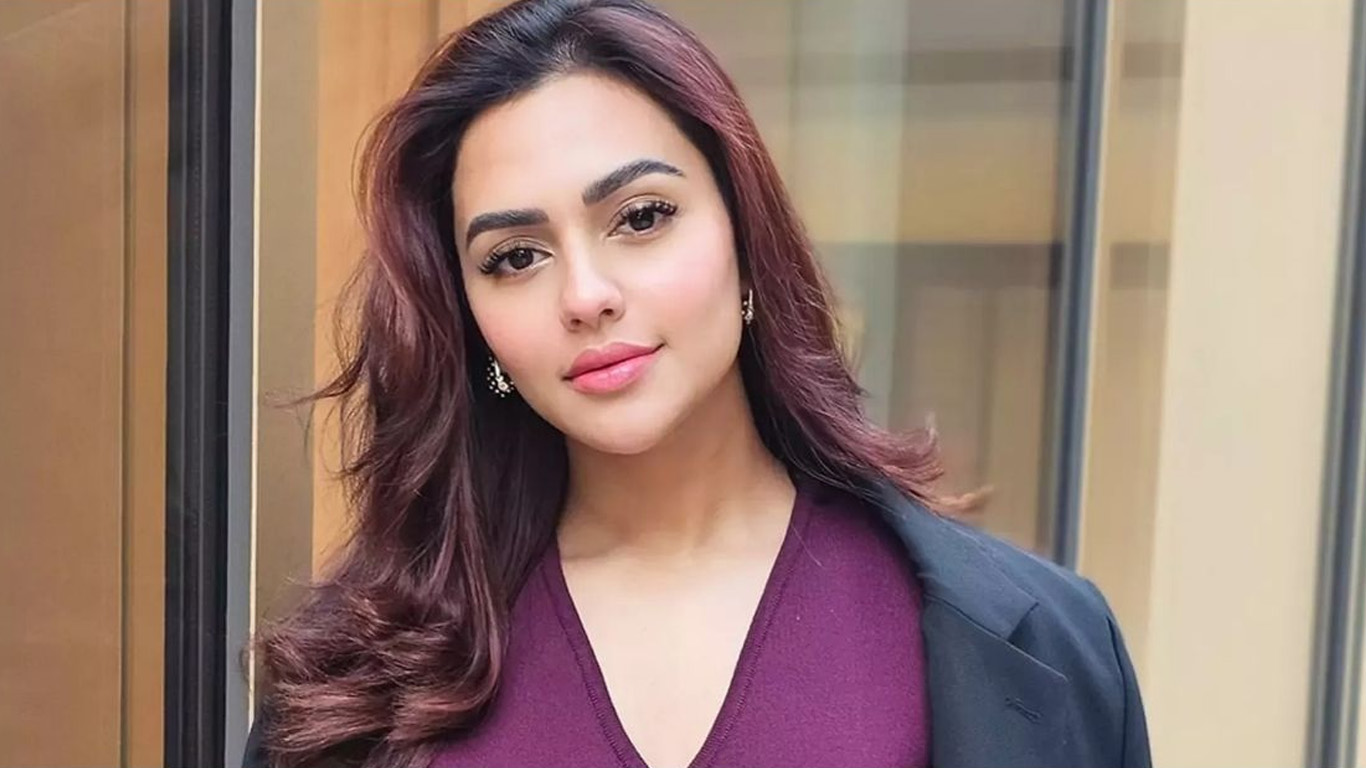সাদা পোশাকে নজর কাড়লেন নুসরাত ফারিয়া, চলছে প্রশংসা