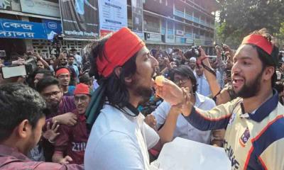 হাসিনার মৃত্যুদণ্ডের রায়ে টিএসসিতে শিক্ষার্থীদের মিষ্টি বিতরণ