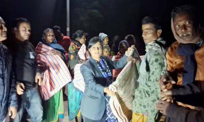 দিনাজপুরে সীমান্তবর্তী আদিবাসী পল্লীতে ইউএনওর কম্বল বিতরণ