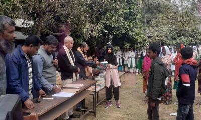 ঘোড়াঘাটে প্রাথমিক ও মাধ্যমিক বিদ্যালয়ে বই বিতরণ উৎসব
