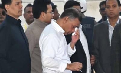 বাবার কবরের পাশে দাঁড়িয়ে কাঁদলেন তারেক রহমান
