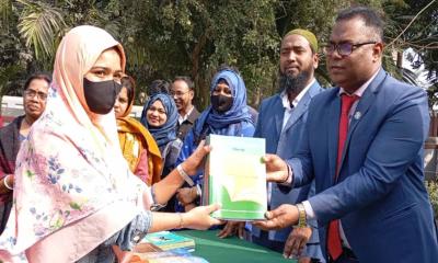 দিনাজপুর কালেক্টরেট স্কুল এন্ড কলেজে বই বিতরণ কর্মসূচির উদ্বোধন
