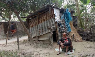 ভাঙ্গা টিনের ঘরে প্রায় ১৬ বছর ধরে বসবাস বিরলের পয়ন সরকারের