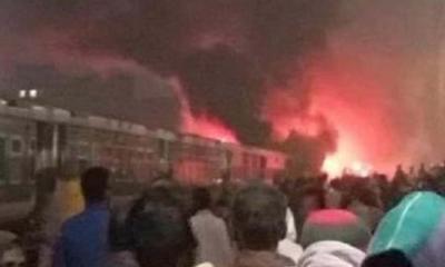 রাজধানীতে থেমে থাকা ট্রেনের বগিতে আগুন