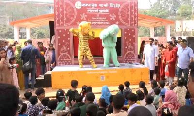 ছুটির দিনে বইমেলায় শিশুদের আনন্দ আর বইয়ের উৎসব