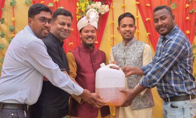 ঠাকুরগাঁওয়ে বিয়ের অনুষ্ঠানে বরকে জ্বালানি তেল উপহার