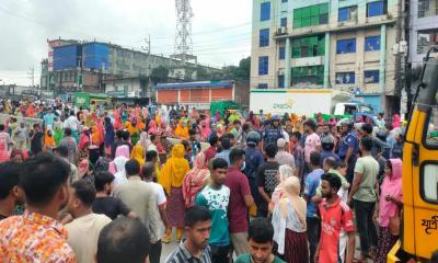 গাজীপুরে বকেয়া বেতনের দাবিতে শ্রমিকদের বিক্ষোভ