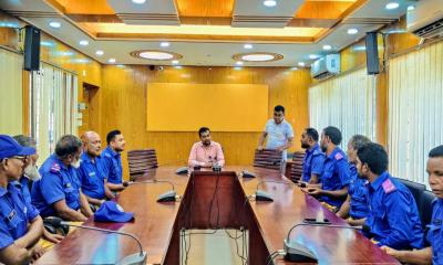 পরিচ্ছন্নতা অভিযানে গ্রাম পুলিশদের নিয়ে ইউএনও, খানসামা