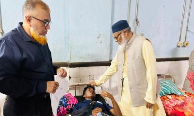 আহত চবি শিক্ষার্থীদের দেখতে গেলেন ধর্ম উপদেষ্টা, দিলেন বিচারের আশ্বাস