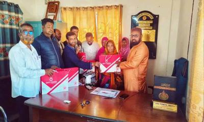 ঘোড়াঘাটে ইউপি চেয়ারম্যানের উষ্ণ শাল বিতরণ