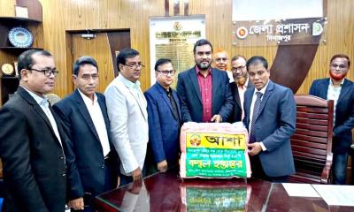 দিনাজপুর জেলা প্রশাসককে আশা-এর ৫২৫ পিস কম্বল হস্তান্তর
