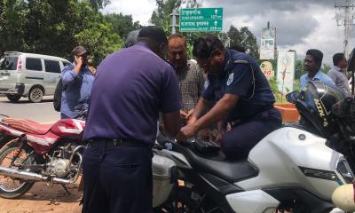ঘোড়াঘাটে সেনাবাহিনী ও ট্রাফিক পুলিশের যৌথ অভিযান