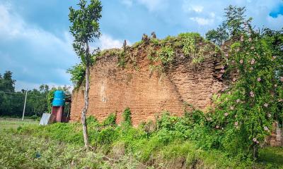 দিনাজপুরের আওকরা মসজিদ: সংস্কারের অভাবে বিলুপ্তির পথে প্রাচীন স্থাপত্য