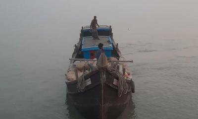 ঘোলা পানিতে মাছ শিকার, চাঁদাবাজির টাকা প্রশাসনের পকেটে!
