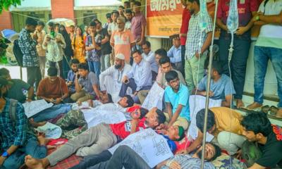 ছাত্র সংসদ দাবিতে অসুস্থ শিক্ষার্থীরা, হাসপাতালে ভর্তি ৪