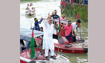 ১৭ বছর পর নির্বাচনি এলাকায় স্পিডবোট নিয়ে বাবর