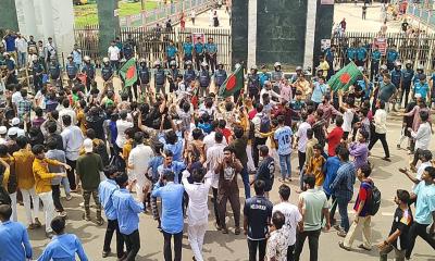 বরিশালে শিক্ষার্থীদের বিক্ষোভ, হাসপাতাল কর্মচারীদের হুমকি
