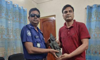 নবাবগঞ্জ স্বাস্থ্য কমপ্লেক্সে পরিত্যক্ত ব্যাগ থেকে কষ্টি পাথরের মূর্তি উদ্ধার