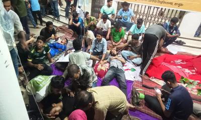 বেরোবিতে ছাত্র সংসদ নির্বাচনের দাবিতে অনশনে ৩ শিক্ষার্থী