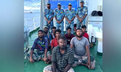 সাগরে ৩ দিন ভাসতে থাকা ৮ জেলেকে উদ্ধার করল কোস্টগার্ডc