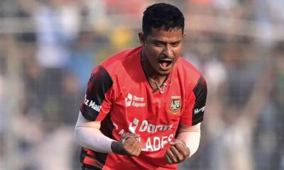 নাসুমের ঘূর্ণিতে থামল পাকিস্তানের ঝড়ো সূচনা