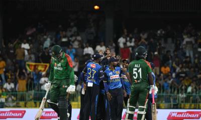 ব্যাটিং ধসে ধুঁকছে বাংলাদেশ, হোয়াইটওয়াশের শঙ্কায় টাইগাররা