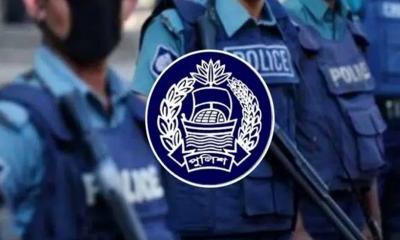 পলাতক ৪০ পুলিশ কর্মকর্তার পদক প্রত্যাহার