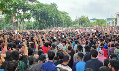 হাসিনার পালানোর খবরে চট্টগ্রামের রাজপথে নেমে পড়ে জনতা