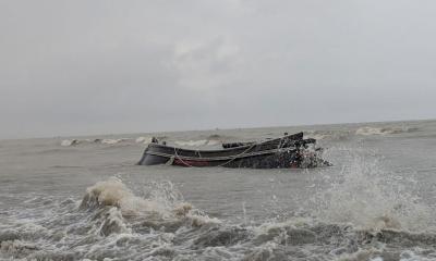 ট্রলারসহ নিখোঁজ জেলের লাশ কুয়াকাটা সৈকতে