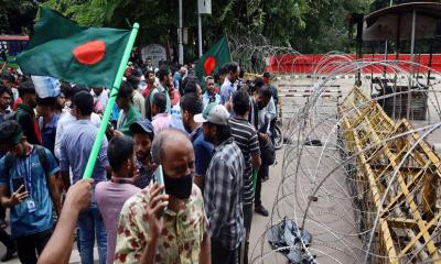 পথে পথে কাঁটাতারের বেড়া, ৫ আগস্ট ঢাকার সকাল কেমন ছিল?