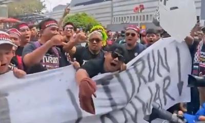 সরে যাও আনোয়ার’, মালয়েশিয়ায় পদত্যাগ দাবিতে বিক্ষোভ