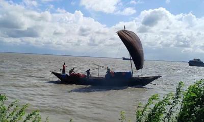 পদ্মা-মেঘনায় ভয়াবহ দূষণ: ইলিশের আকালে অস্থির বাজার