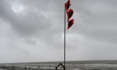 চার সমুদ্রবন্দরে ৩ নম্বর, ৭ অঞ্চলে ১ নম্বর সতর্কতা