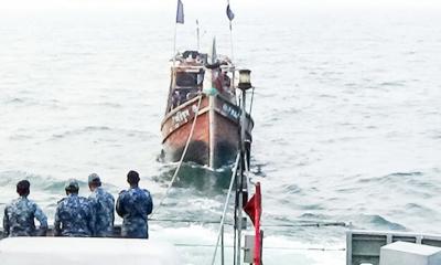 গভীর সাগরে নৌবাহিনীর দুঃসাহসিক উদ্ধার অভিযান: ৪ দিন ভাসছিল ১৮ জেলে!