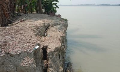 ঝালকাঠিতে নদী ভাঙনে বিলীন ঘরবাড়ি-কবরস্থান, দিশাহারা মানুষ