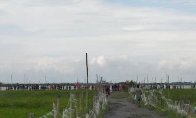 অবৈধ বালু উত্তোলনে গ্রামবাসীর ধাওয়া, ড্রেজারে আগুন