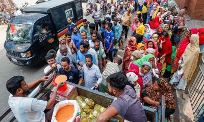 রোববার থেকে ট্রাকে তেল, চিনি ও ডাল বিক্রি করবে টিসিবি