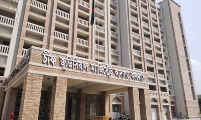 আদালত চত্বরে হাতুড়ির দিয়ে সাক্ষীর নাক ফাটিয়ে দিলেন আসামিরা