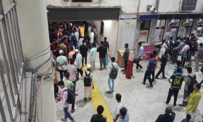 চট্টগ্রামে হঠাৎ ট্রেনের যাত্রা বাতিল, স্টেশনে যাত্রীদের বিক্ষোভ