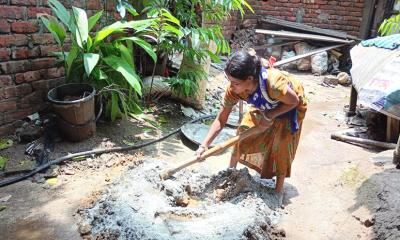 মেয়ের পড়াশোনার খরচ জোগাতে রাজমিস্ত্রির কাস্তে সুপ্রিতার হাতে