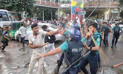 শাহবাগে ‘জুলাই যোদ্ধা’দের দুই গ্রুপের সংঘর্ষ, পুলিশের লাঠিচার্জ